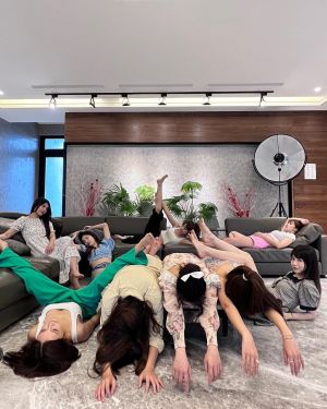 ▲樂天啦啦隊拍完合照累癱了。(圖/李恩菲臉書) ▲樂天啦啦隊拍完合照累癱了。(圖/李恩菲臉書)