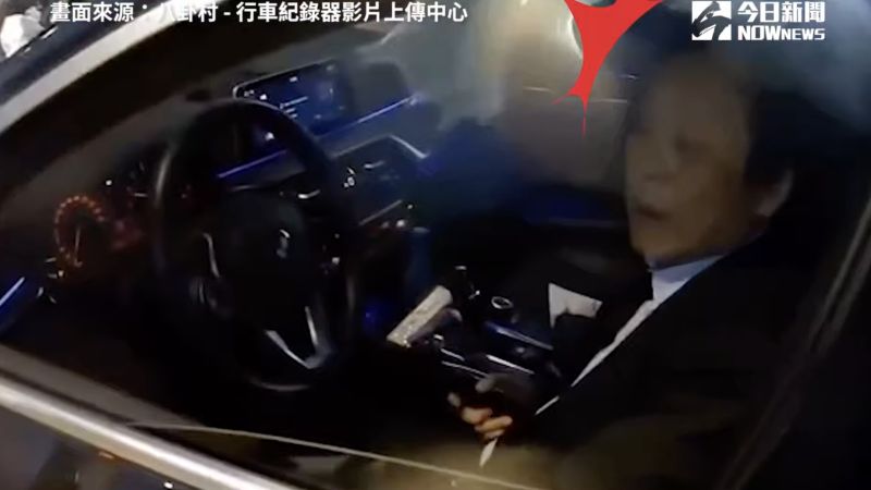 ▲王世堅去年底開車違規停在「機車停等區」,被民眾敲窗提醒,急忙連聲道歉。(圖/八卦村/行車紀錄器影片上傳中心)