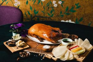 ▲和逸飯店桃園館中餐廳《逸薈軒》推出「北京爐烤櫻桃鴨烤鴨家庭餐」4988元。(圖/業者提供提供) ▲和逸飯店桃園館中餐廳《逸薈軒》推出「北京爐烤櫻桃鴨烤鴨家庭餐」4988元。(圖/業者提供提供)
