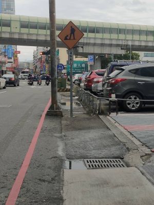 中捷運南屯站遇大雨就噴湧 議員批施工不周 ▲中市捷運綠線通車已1年了,告示牌沒有拆除,導致民眾混淆困惑(圖/何文海服務處提供2022.5.28)