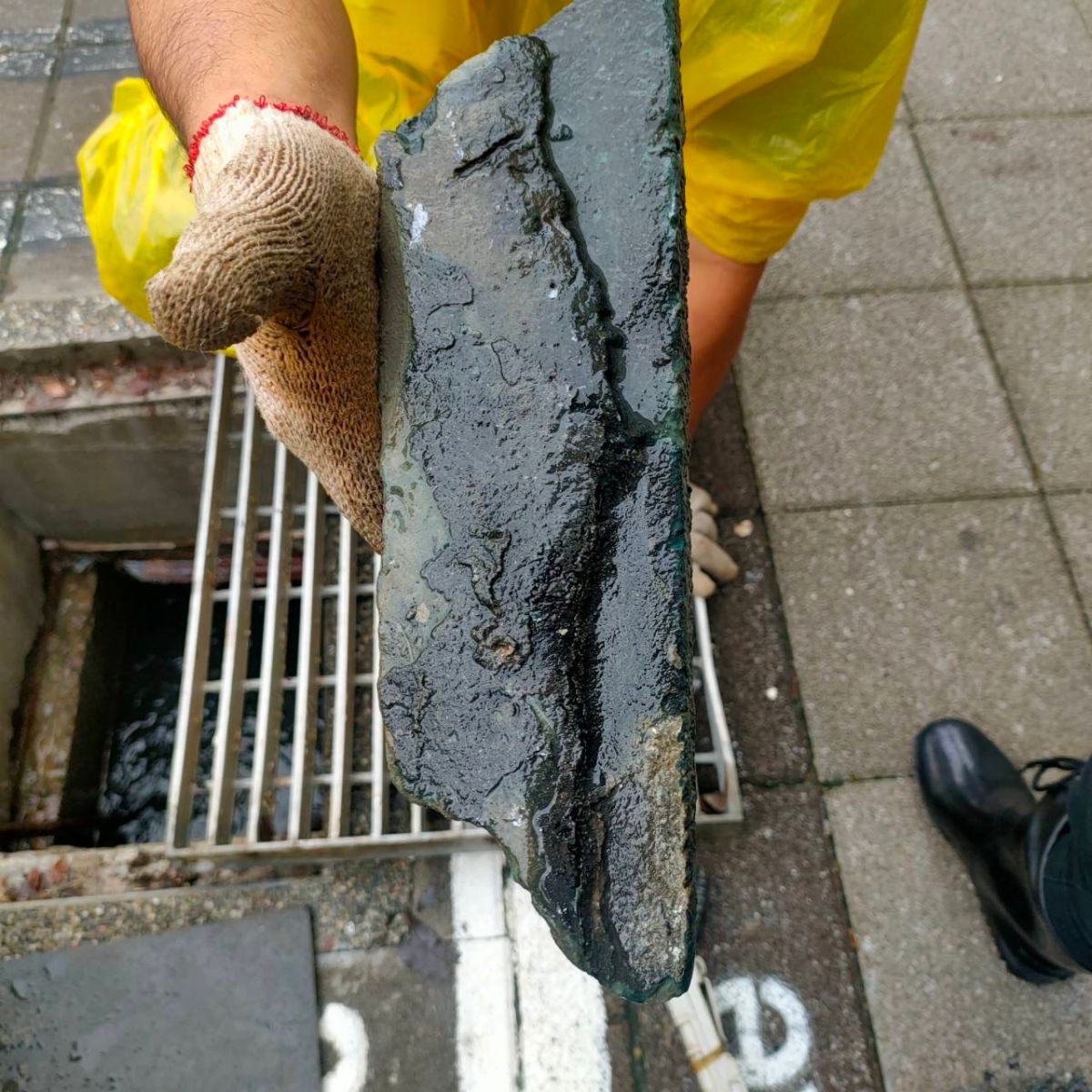 ▲中捷南屯站外人行道上排水溝，遇到大雨就會從孔蓋噴湧雨水，開蓋查看後，發現溝內有許多大小不等的水泥塊。(圖／何文海服務處提供2022.5.28)