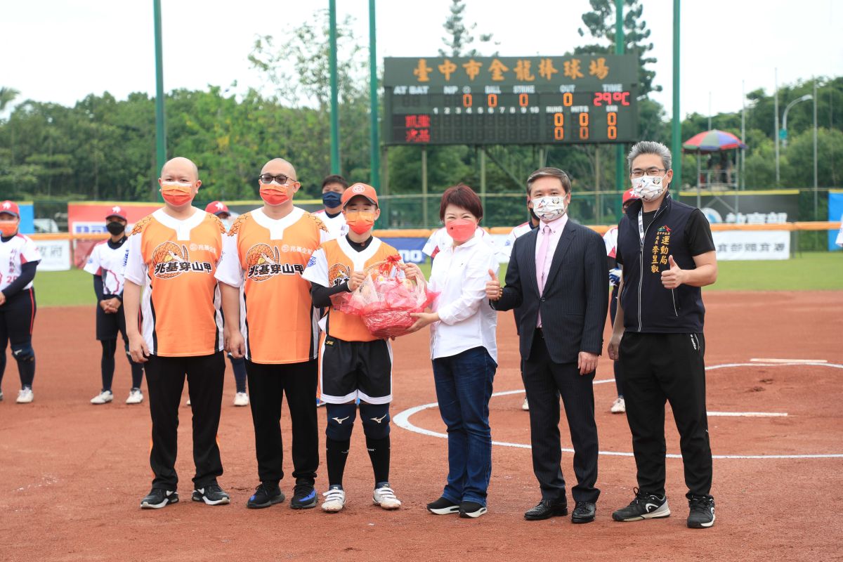 ▲「2022企業女子壘球聯賽」在台中開打，市長盧秀燕、運動局長李昱叡、企業女子壘球聯盟會長林昆漢等人赴球場為選手加油打氣(圖／市政府提供2022.5.28)