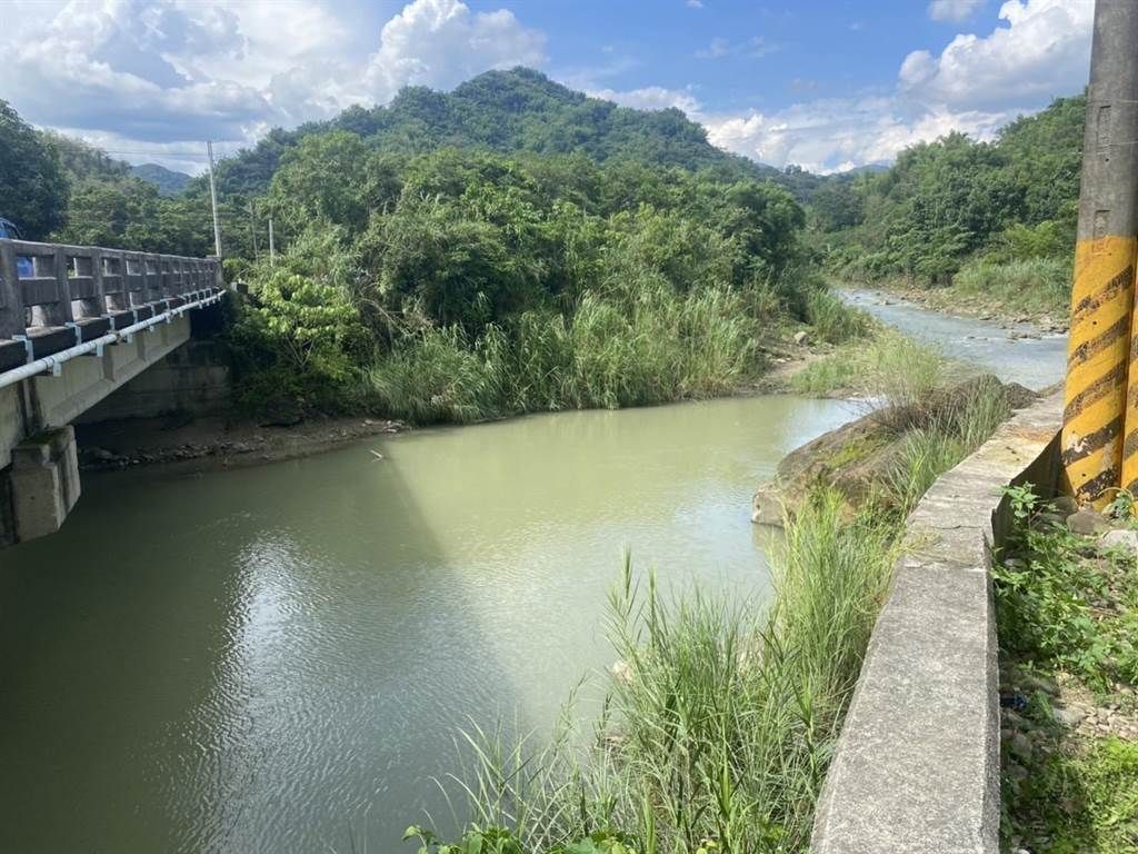 ▲高雄市美濃區黃蝶翠谷今（28）日下午1點左右發生一起溺水意外，3位國中生相約前往釣魚，在雙溪橋附近1位學生疑似不慎踩空落水，送醫後仍宣告不治。（圖／翻攝畫面）