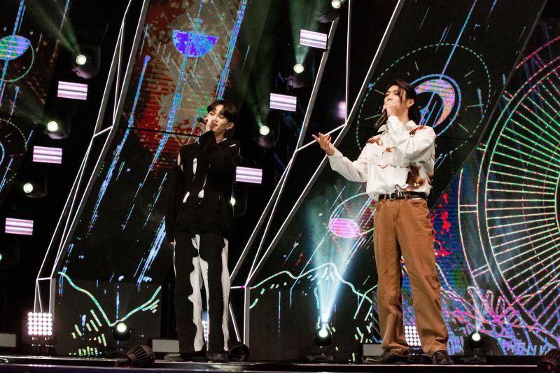 ▲呂植宇(左)、Max火土聯盟演唱《你的眼睛要了我的命》創收視新高。(圖/野火娛樂提供)