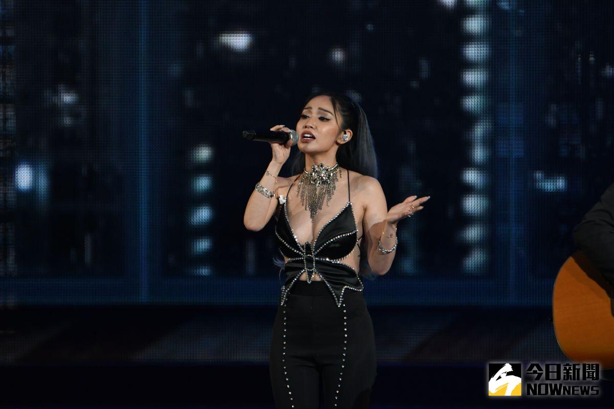 ▲陳芳語身穿火辣戰袍上陣開唱。（圖／記者林調遜攝, 2022.05.28）