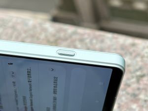 ▲開箱SONY Xperia 1 IV手機。（圖/記者周淑萍攝）