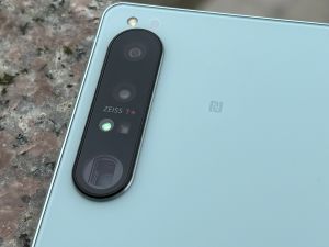 ▲開箱SONY Xperia 1 IV手機。（圖/記者周淑萍攝）