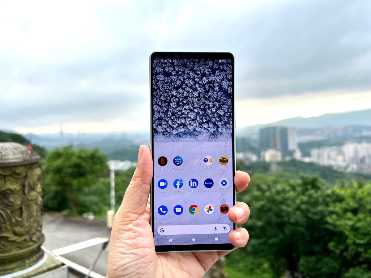 ▲開箱SONY Xperia 1 IV手機，功能強大更適合當成專業攝影師的隨身機使用。（圖/記者周淑萍攝）