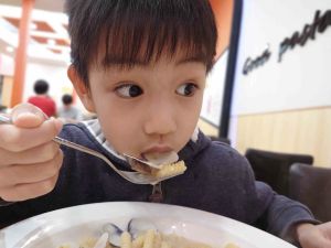 開箱SONY Xperia 1 IV手機。(圖/記者周淑萍攝) ▲開箱SONY Xperia 1 IV手機。(圖/記者周淑萍攝)