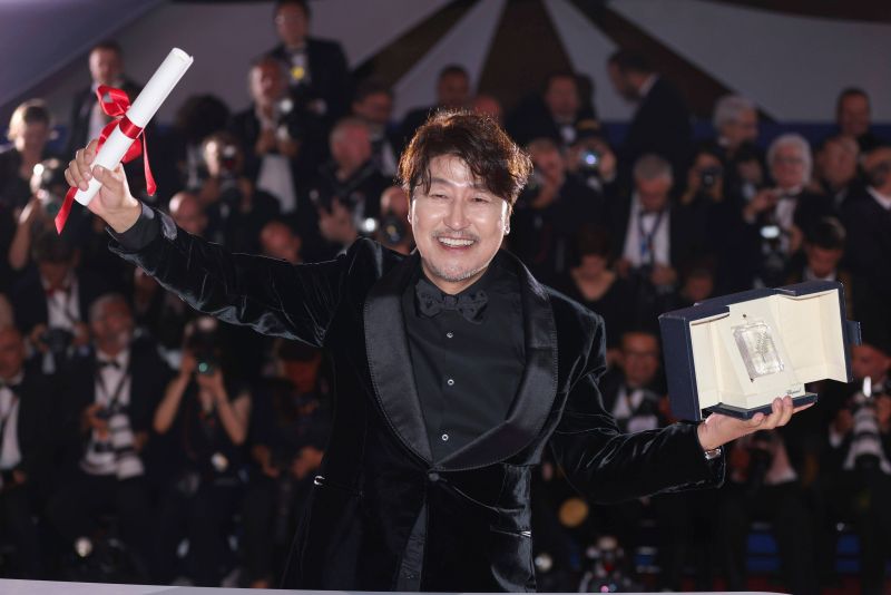 ▲韓國演員宋康昊以是枝裕和執導的《嬰兒轉運站》首次獲得坎城影帝。（圖／美聯社／達志影像）