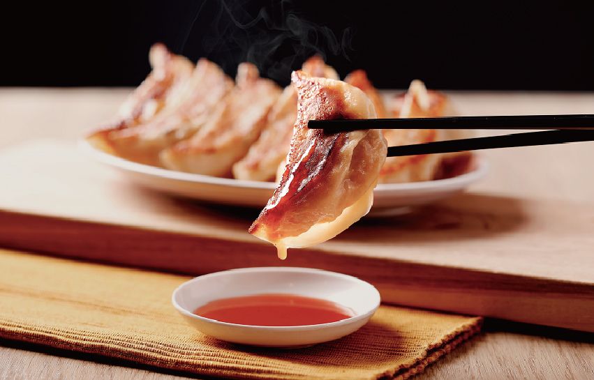 ▲端午連假「大阪王將」推出「除餓」優惠，不只招牌元祖燒餃子買一送一，指定炒飯套餐還打7折。（圖／王座國際餐飲集團提供）