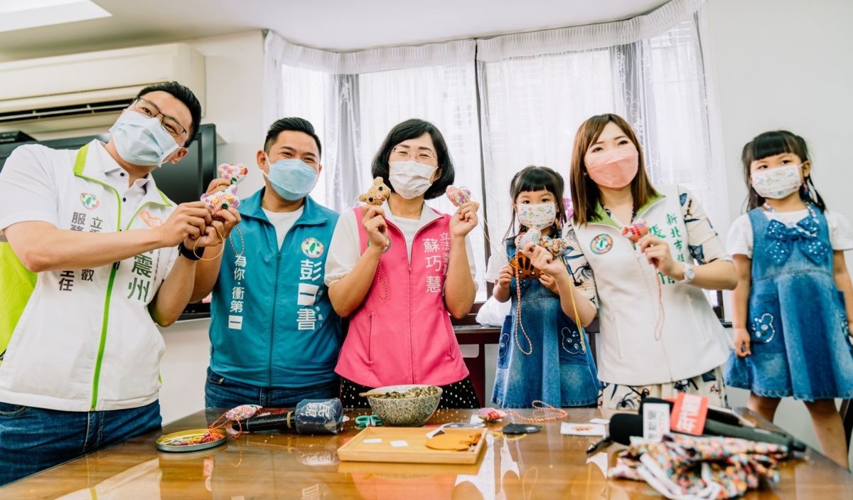 ▲蘇巧慧率蘇系子弟兵製作兼具永續環保與祝福的「特調香包」，完成品將委由區公所和里長，轉送給居隔中的小朋友。（圖／蘇巧慧辦公室提供）