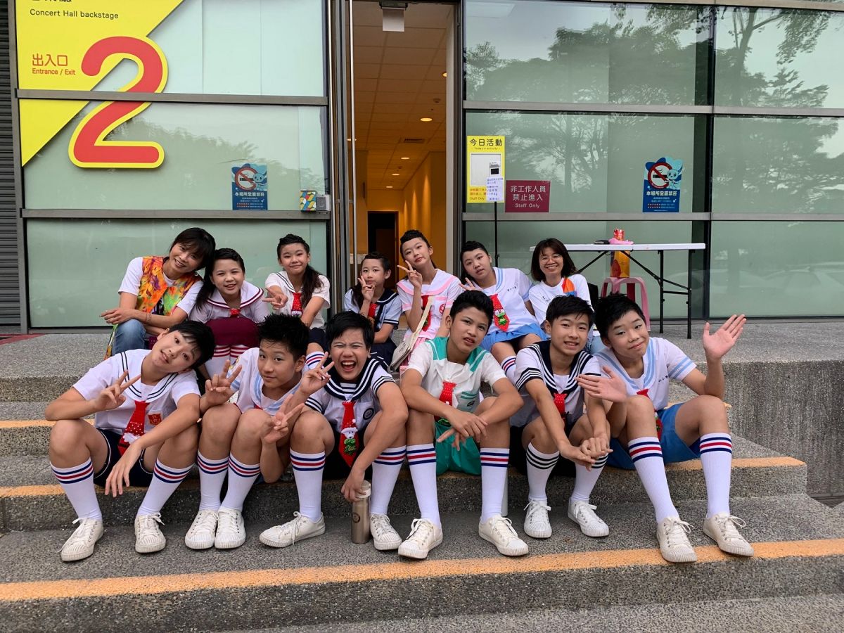 ▲黃慧娟（上排左一）於2021年帶領樂團孩子們參加聖誕演出。（圖／黃慧娟提供）