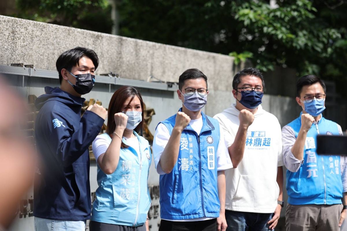 ▲藍營青年挺郭彥均至刑事局集體自首。（圖／凌濤提供）