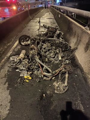 台74線28日晚間發生「15輛機車連環撞」, 3車當場起火被燒成廢鐵 ▲台74線28日晚間發生「15輛機車連環撞」, 3車當場起火被燒成廢鐵。(圖/翻攝畫面)