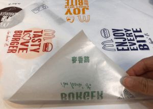 ▲《台灣麥當勞季報》解釋，顛倒的品名絕對不是印錯，主要是為了方便後場員工光靠包裝紙的「背影」，就能迅速辨識。（示意圖／翻攝台灣麥當勞季報）