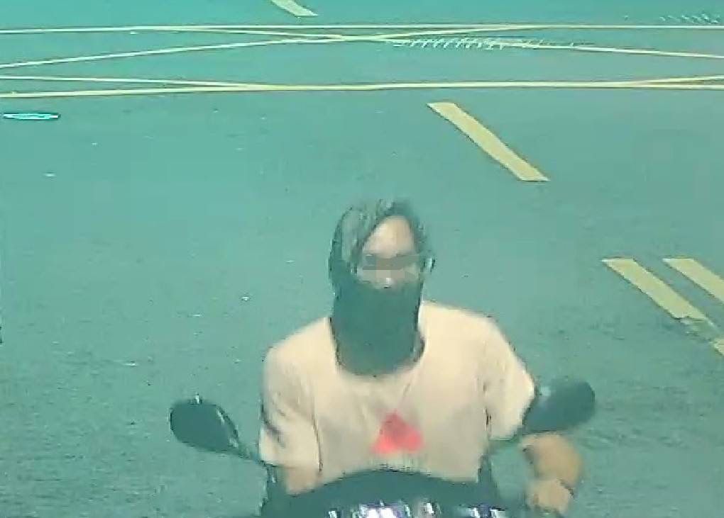 ▲翁嫌想掩蓋自己平頭的特徵躲避警方查緝，所以戴著頭巾。(圖／警方提供)