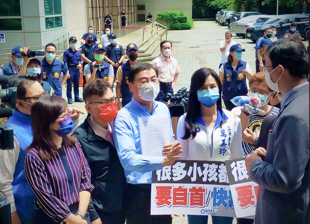 ▲為了力挺郭彥均，立法院國民黨團赴刑事局「自首」，反引發更大爭議。（圖／國民黨團提供）