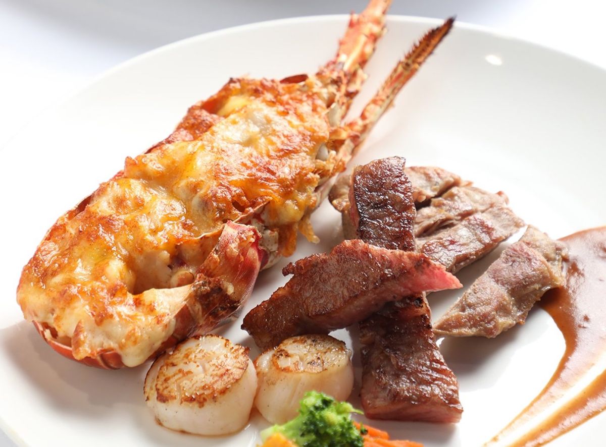 ▲防疫在家美食外帶外送優惠一波波，「瀧厚炙燒熟成牛排」外帶消費板腱牛排買一送一，加碼贈送牛肝箘燉飯和巧達玉米濃湯；星辰牛排館也有買和牛送和牛、買龍蝦送龍蝦好康。（圖／翻攝自星辰牛排館FB）