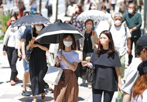 ▲好熱！日本今天出現堪比盛夏高溫，日本氣象廳表示，群馬縣高崎市上里見町今天中午12時54分氣溫高達攝氏35度，創下日本今年第一個「猛暑日」紀錄，呼籲民眾注意補充水分嚴防中暑。（圖／美聯社／達志影像）