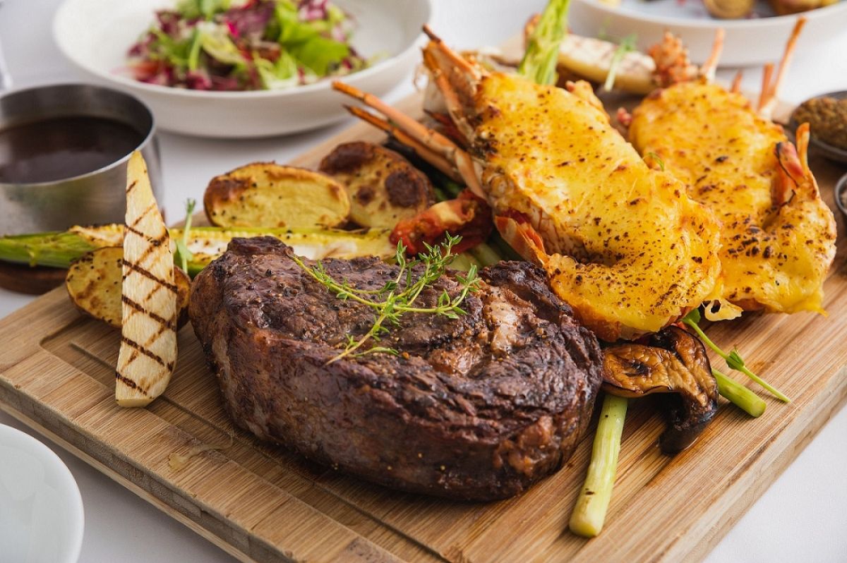 ▲慕軒飯店《GUSTOSO義大利餐廳》，將各式精選義大利主菜結合創意方式展現，「海陸總匯雙人套餐」限時7折只要4080元。（圖／Klook提供）