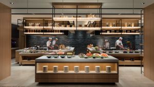 ▲台北國泰萬怡酒店《MJ Kitchen》以開放式廚房為特色，讓新鮮看得見，呈現精緻的自助料理區。（圖／Klook提供）