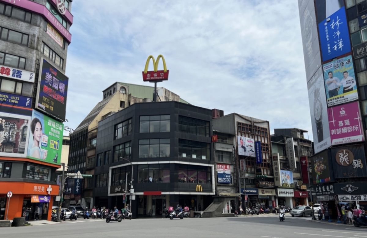 ▲麥當勞在基隆開設的第一家餐廳愛三門市「大麥」將於今晚熄燈，結束長達34年歷史。懷舊大師張哲生第一時間衝往現場合影，道出「大麥」昔空降市區商圈，打破基隆「速食三強」鼎立的回憶殺。（圖／張哲生授權提供）