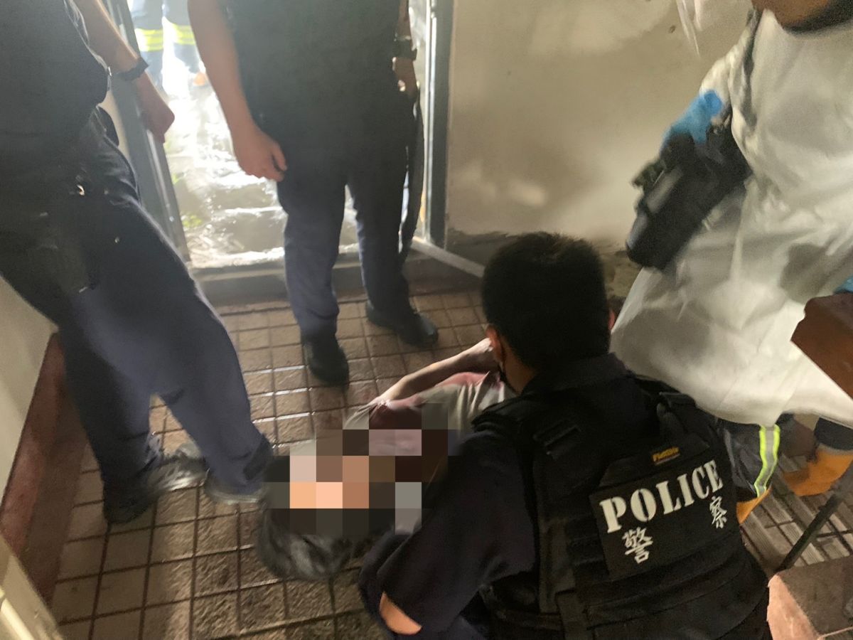 ▲警方對黃男連開3槍，才成功將其逮捕。（圖／翻攝畫面）