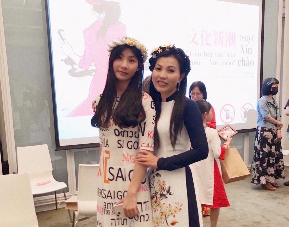 ▲越南新二代鄭琬諠(左)10歲就和媽媽陳秋柳(右)一起演戲。（圖／移民署提供）