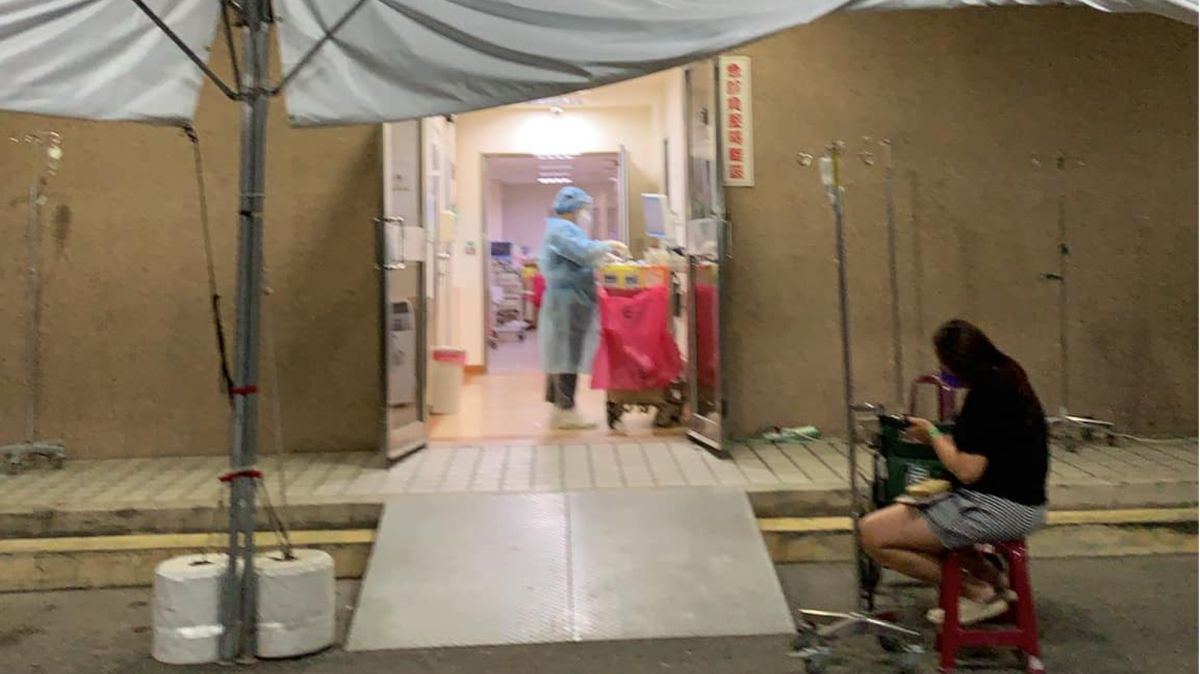 ▲一名男網友在臉書上發文，納悶現場待診人數不到20個，卻等了6小時才看完診。（圖／翻攝「爆料公社二社」臉書）