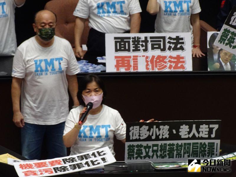 ▲立院審查會計法修法,國民黨團不滿為前總統國務機要罪除罪化,國民黨立委佔領議場抗議。(圖/記者呂炯昌攝,2022.05.30)
