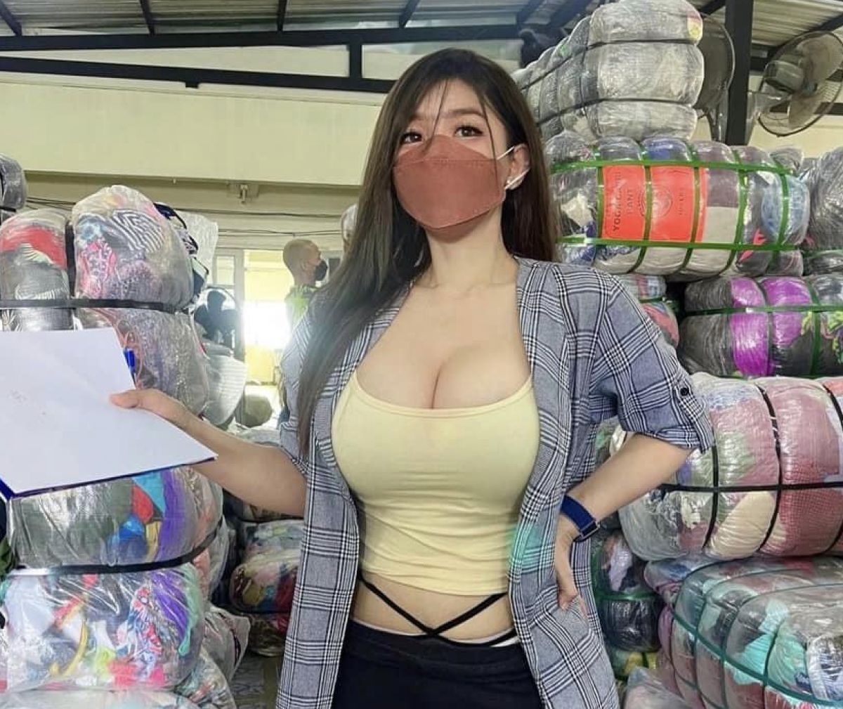 ▲女子外套裡穿著低胸背心，深深的事業線直接炸出。（圖／翻攝自IG mikanaka9999）