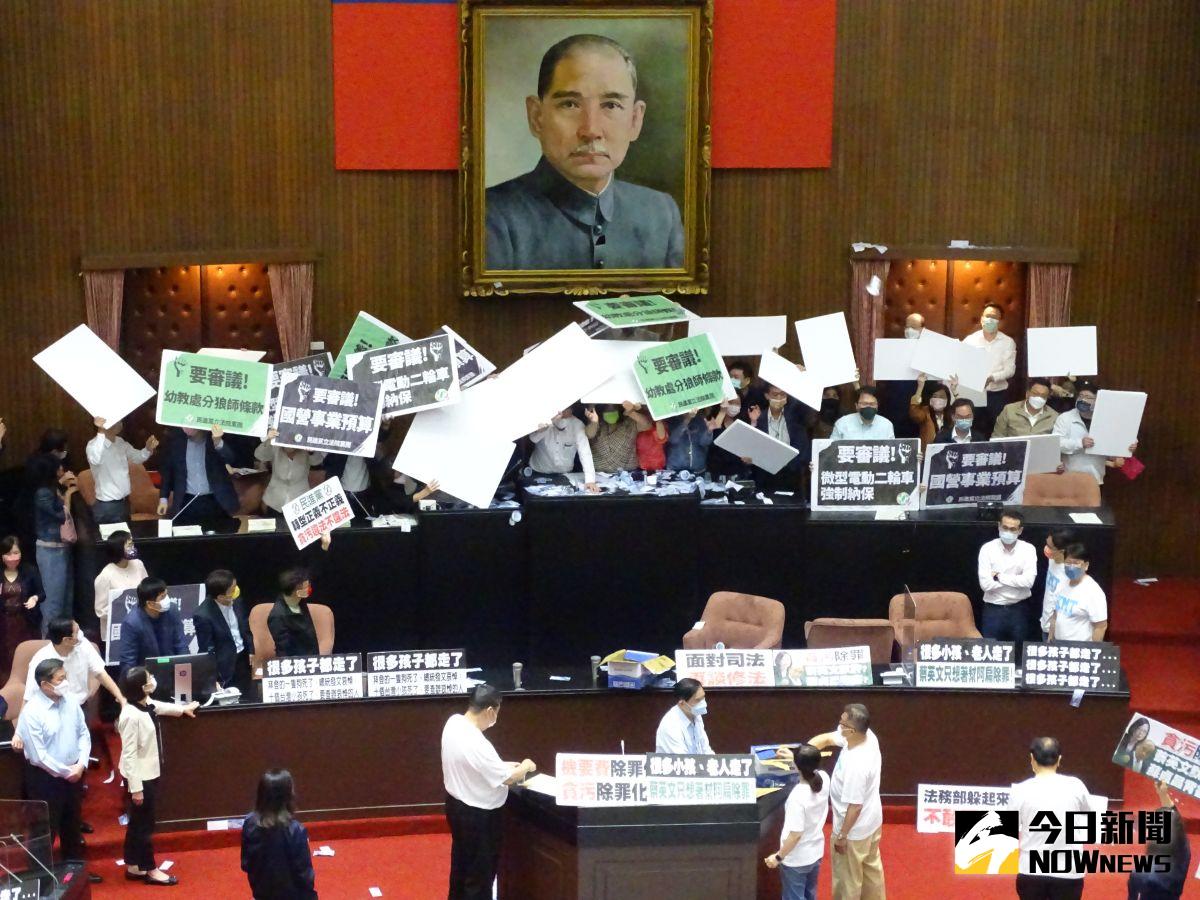 ▲立院審查會計法修正，國民黨團不滿為前總統陳水扁國務機要費除罪化，爆發衝突。(圖／記者呂炯昌攝，2022.05.30)