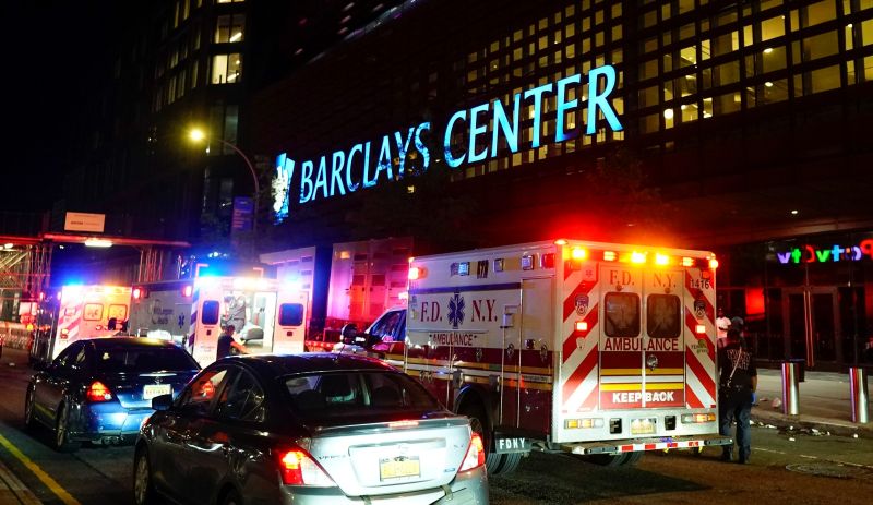 ▲美國紐約一場拳擊賽事發生一起因槍擊謠言而起的踩踏事件，造成10多人受傷。圖為事發的布魯克林（Brooklyn）巴克萊中心（Barclays Center）。（圖／美聯社／達志影像）