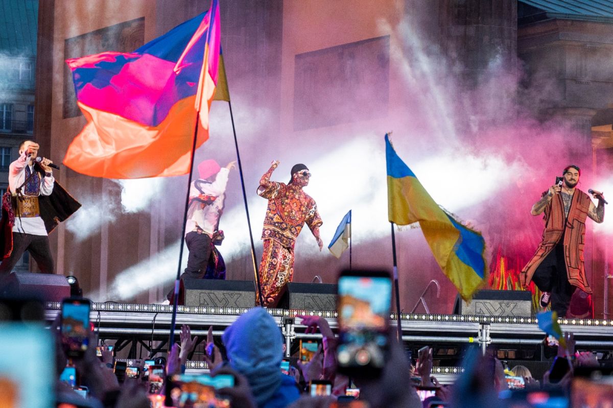 ▲烏克蘭「卡路什樂團」（Kalush Orchestra）賣掉本月稍早贏得的歐洲歌唱大賽獎盃，替抵擋俄羅斯入侵的烏軍募集了90萬美元（約新台幣2665萬元）。（圖／美聯社／達志影像）