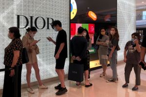 上海解封民眾在精品櫃前排隊 上海疫情 中國疫情 ▲中國官方今天通報,新增COVID-19本土病例122例(含確診者與無症狀感染者)。上海、北京疫情趨緩,雙城力推社經秩序恢復正常。(圖/美聯社/達志影像)