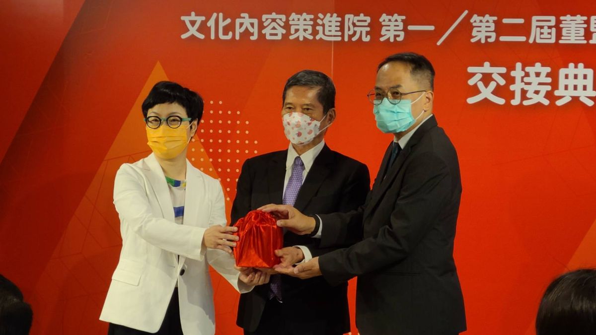 ▲文策院今（30）日舉行董監事交接典禮，新任董事長彭俊亨（右）與第一屆董事長丁曉菁（左）進行交接，並由文化部長李永得（中）擔任監交人。（圖／記者李琦瑋攝，2022.05.30）