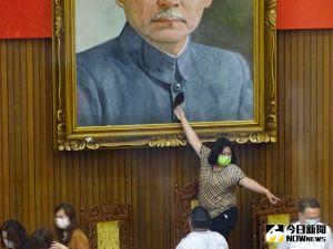 ▲立院會計法修法,國民黨不滿執政黨幫前總統陳水扁國務機要費除罪化,爆發衝突,衝突中議場國父肖像遭弄破一個洞。(圖/記者呂炯昌攝,2022.05.30) ▲立院會計法修法,國民黨不滿執政黨幫前總統陳水扁國務機要費除罪化,爆發衝突,衝突中議場國父肖像遭弄破一個洞。(圖/記者呂炯昌攝,2022.05.30)
