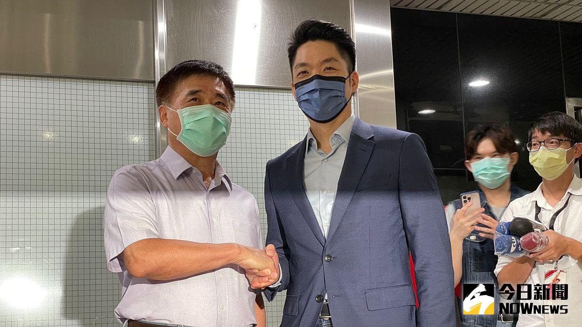 ▲被國民黨中央徵召參選台北市長的立委蔣萬安，30日上午前往拜會國民黨前副主席、前台北市長郝龍斌。（圖／記者丁上程攝，2022.05.30）