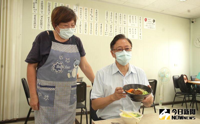 ▲張善政中午特別到園區旁的一家麵館,回味當年常吃的炸醬麵和蛋花湯。(圖/記者李春台攝,2022.05.30)