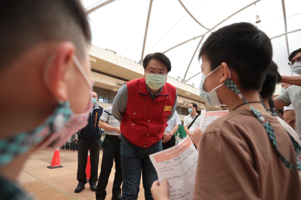▲基隆市長林右昌親切地關心學生施打狀況，除安慰學生們不必緊張，也叮囑大家一些接種後的注意事項。（圖／基隆市政府提供）