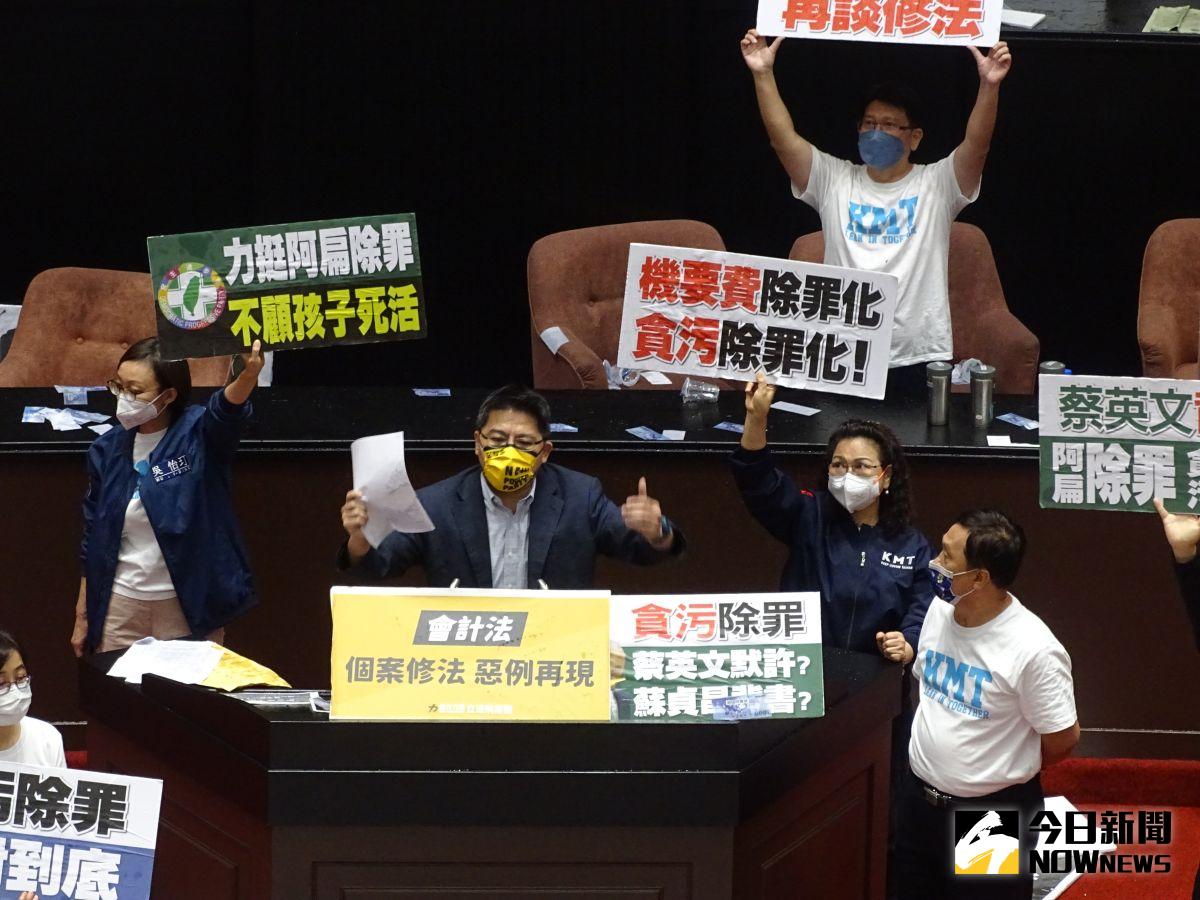 ▲綠營強勢通過會計法三讀修正，時代力量黨團表達抗議與遺憾。（圖／記者呂炯昌攝，2022.05.30）