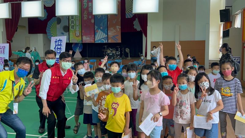 高市國小BNT疫苗接種首日　陳其邁到校園加油打氣
