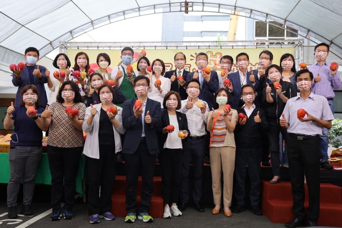 ▲周春米邀請黨內立委推廣屏東芒果。（圖／翻攝自周春米臉書）