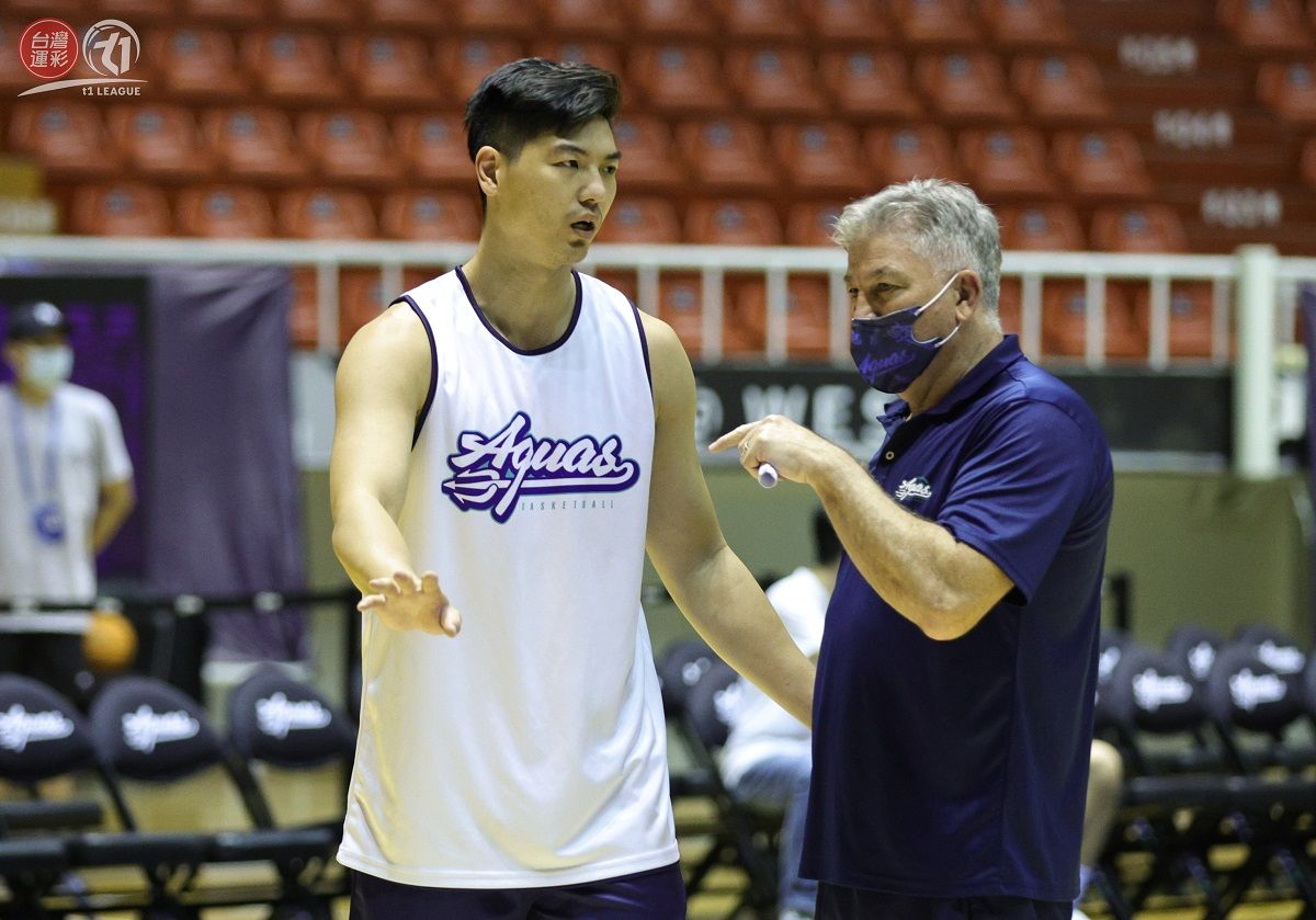 ▲高雄海神外籍教練喬伊斯提點本土球員胡瓏貿。（圖／T1聯盟提供）