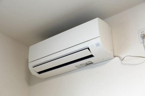 ▲原PO表示自己天天在房間開變頻冷氣，但卻感覺不如舊式定頻冷氣除濕效果顯著，意外釣出內行網友提供妙招。（示意圖，非當事人／取自photoAC）