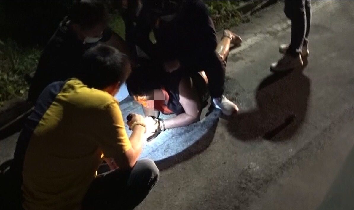 ▲警方追了數百公尺，在農田中將游姓毒販逮捕（圖/記者鄧力軍翻攝）