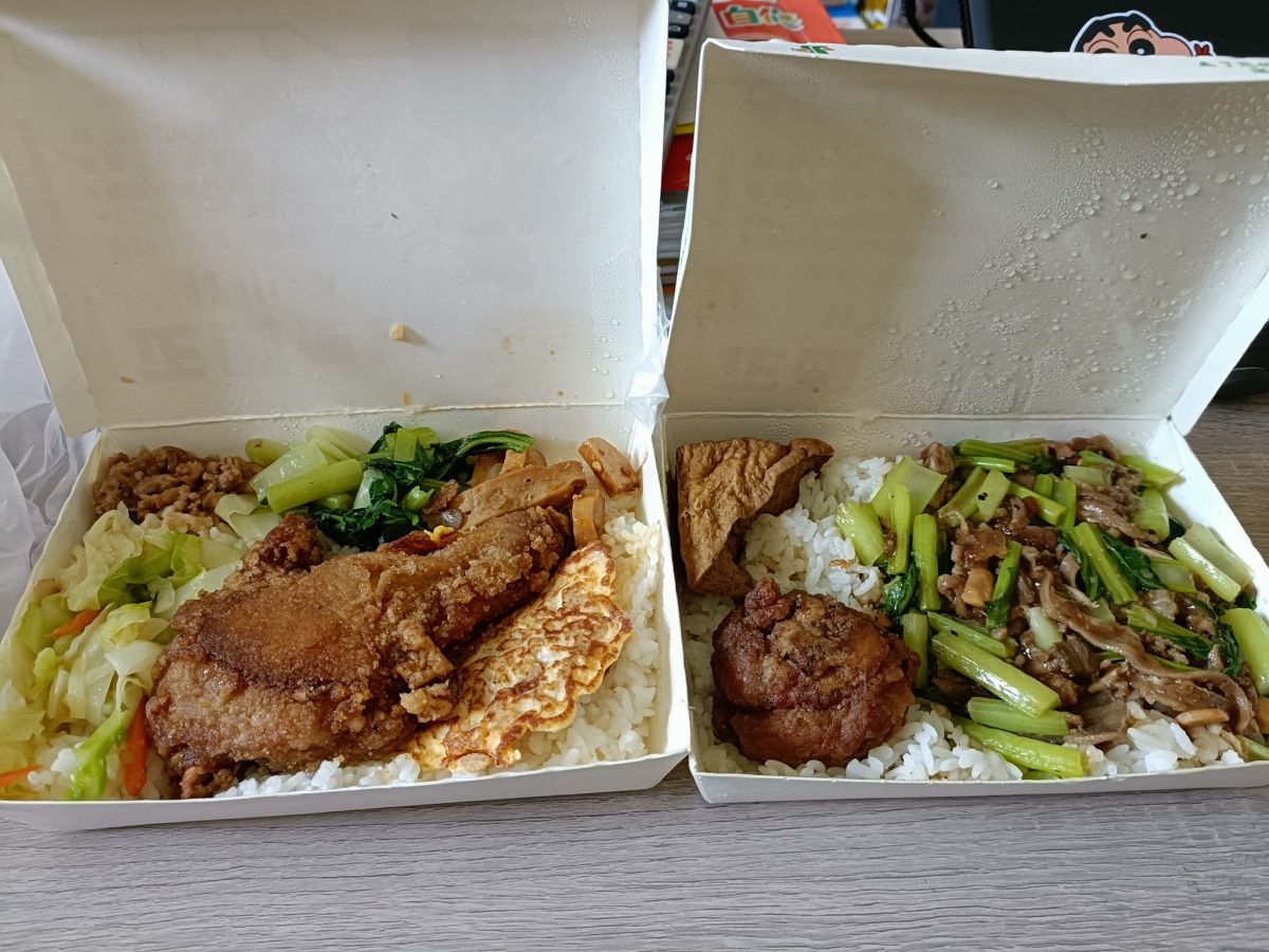 ▲有網友分享住家附近一間老便當店至今仍有60元雞腿便當，24年間的漲價幅度更讓其他網友忍不住讚嘆。（圖／翻攝《爆廢公社》）