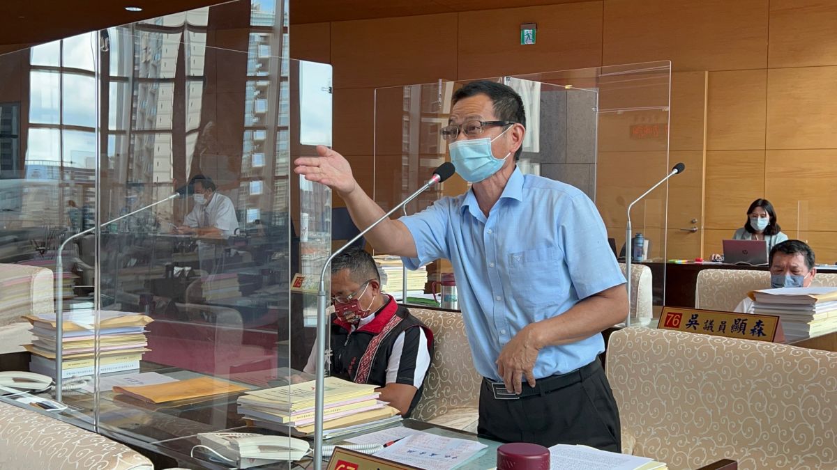 ▲今天台中國道1號豐原交流道南下路段，發生5車連環撞車禍，其中一輛車駕駛為市議員陳清龍，他駕駛的BMW轎車幾乎全毀，右側車頭「破了一個大洞」，引擎蓋也被撞爛，所幸該起車禍，沒有造成任何人受傷。（圖／台中市政府提供，2022.05.30）