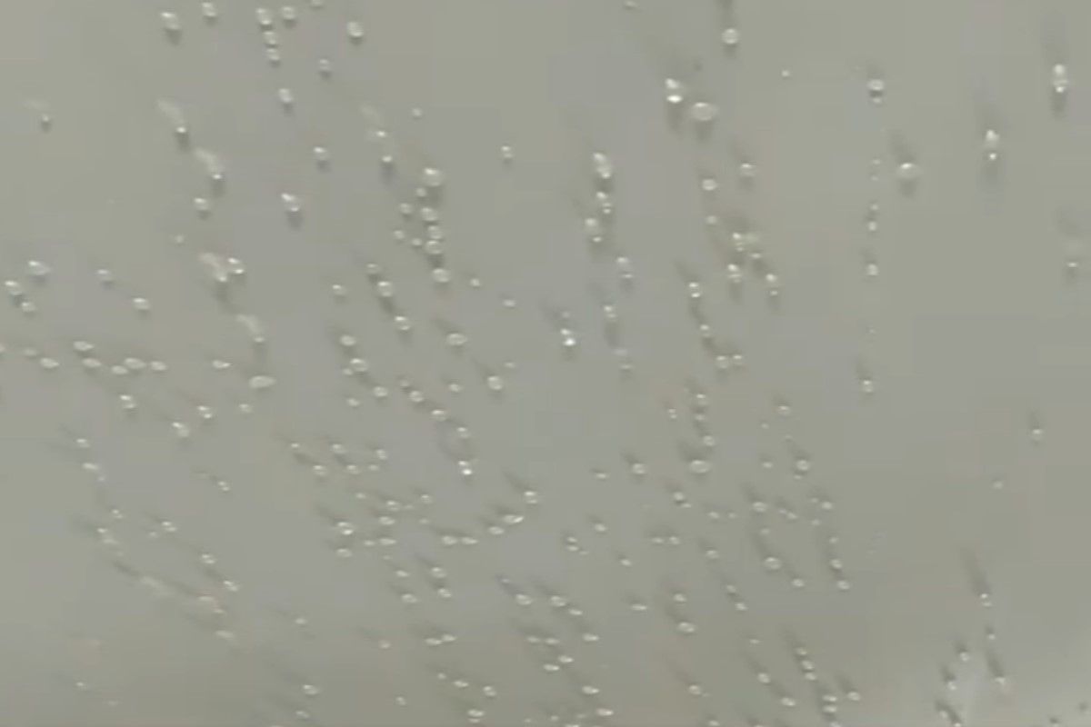 ▲一名網友日前被樓下住戶控訴漏水導致客廳天花板出現水滴，沒想到網友卻全回應「跟你無關」。（圖／翻攝自《爆料公社二社》）